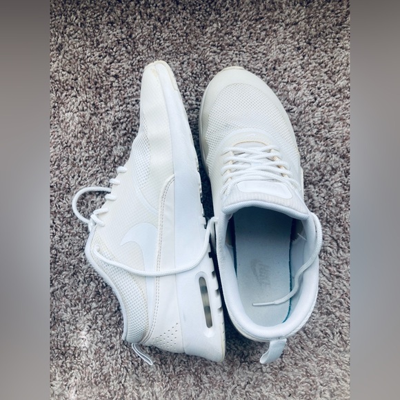 Women's Cream/White Nike Sneaker Size 6 - Picture 2 of 7
